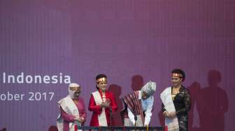 Presiden Joko Widodo didampingi Ketua Umum Dewan Kerajinan Nasional Mufidah Kalla, Ibu Negara Iriana Joko Widodo, Gubernur DKI Jakarta Djarot Saiful Hidayat mengahadiri pembukaan pameran Kriyanusa Dekranas 2017 di Jakarta Convention Center, Rabu (27/9).