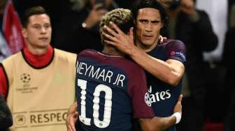 Pemain PSG Neymar dan Edinson Cavani saat menghadapi Bayern Munich di fase grup Liga Champions [AFP]