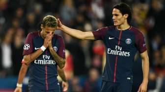 Pemain PSG Neymar dan Edinson Cavani saat menghadapi Bayern Munich di fase grup Liga Champions [AFP]