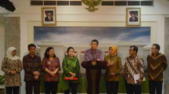 Presiden Joko Widodo dan Wakil Presiden Jusuf Kalla memimpin rapat terbatas di Kantor Kepresidenan, Jakarta, Kamis (28/9).