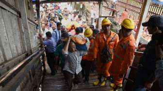 Gerunduk Berteduh, Stasiun Mumbai Rusuh Tewaskan 22 Orang