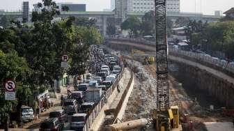 Penggunaan alat berat dalam penyelesaian pembangunan Underpass Mampang-Kuningan di Jakarta, Sabtu (30/9/2017). [Suara.com/Kurniawan Mas'ud]