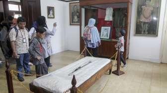 Antusiasme warga menyaksikan beragam barang terkait penculikan AH Nasution oleh Pasukan Tjakrabirawa, di Museum Jenderal Besar AH Nasution di Jalan Teuku Umar No. 40, Menteng, Jakarta, Sabtu (30/9/2017). [Suara.com/Kurniawan Mas'ud]