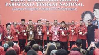 Foto bersama usai pembukaan Rapat Koordinasi DPP PDIP Bidang Pariwisata yang bertema 'Merekatkan Kebhinekaan Melalui Pariwisata' di Jakarta, Sabtu (30/9/2017). [Suara.com/Kurniawan Mas'ud]