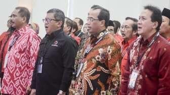 Sekjen DPP PDI Perjuangan Hasto Kristiyanto bersama Menhub, Menpar dan Kepala Bekraf di acara Rapat Koordinasi Bidang Pariwisata yang bertema 'Merekatkan Kebhinekaan Melalui Pariwisata' di Jakarta, Sabtu (30/9/2017). [Suara.com/Kurniawan Mas'ud]