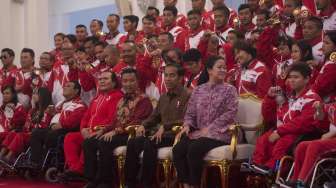 Presiden Joko Widodo menerima atlet yang telah berlaga dalam ajang ASEAN Paragames 2017 di Istana Negara, Jakarta, Senin (2/10).