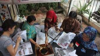 Sejumlah penyandang disabilitas belajar membatik di Rumah Batik Palbatu, Jakarta, Senin (2/10).