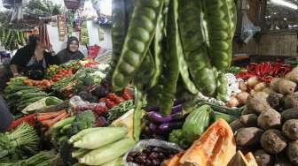 Pedagang sembako di Pasar Tebet, Jakarta, Selasa (3/10).