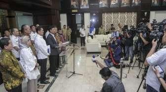 Menkopolhukam Wiranto bersama dengan Menkominfo Rudiantara dan MenpanRB Asman Abnur memberikan keterangan pers usai menggelar rapat koordinasi di Jakarta, Selasa (3/10).