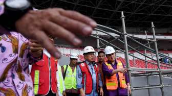 Wakil Presiden Jusuf Kalla didampingi Ketua INASGOC Erick Thohir, Menteri PUPR Basuki Hadimuljono dan Sesmenpora Gatot S Dewa Broto meninjau proyek renovasi Stadion Utama Gelora Bung Karno, Senayan, Jakarta, Selasa (3/10).