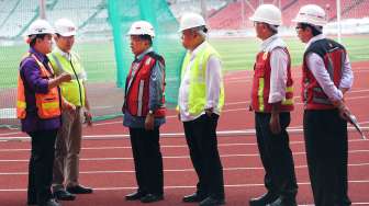 Wakil Presiden Jusuf Kalla didampingi Ketua INASGOC Erick Thohir, Menteri PUPR Basuki Hadimuljono dan Sesmenpora Gatot S Dewa Broto meninjau proyek renovasi Stadion Utama Gelora Bung Karno, Senayan, Jakarta, Selasa (3/10).