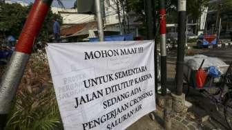 Petugas Suku Dinas Sumber Daya (SDA) Jakarta Pusat membuat sodetan untuk saluran di Jalan KH Wahid Hasyim, Kebon Sirih, Jakarta, Selasa (3/10).