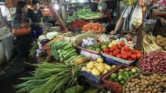 Pedagang sembako di Pasar Tebet, Jakarta, Selasa (3/10).