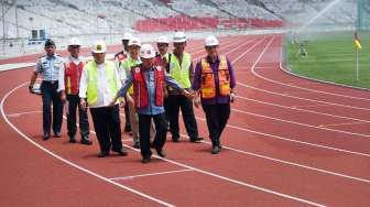 Wakil Presiden Jusuf Kalla didampingi Ketua INASGOC Erick Thohir, Menteri PUPR Basuki Hadimuljono dan Sesmenpora Gatot S Dewa Broto meninjau proyek renovasi Stadion Utama Gelora Bung Karno, Senayan, Jakarta, Selasa (3/10).