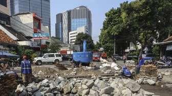 Petugas Suku Dinas Sumber Daya (SDA) Jakarta Pusat membuat sodetan untuk saluran di Jalan KH Wahid Hasyim, Kebon Sirih, Jakarta, Selasa (3/10).