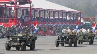 Pasukan TNI melakukan parade Jenderal Sudirman, di Dermaga Indah Kiat, Merak, Banten, Selasa (3/9)