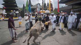 Upacara Purnama Kapat Pura Besakih