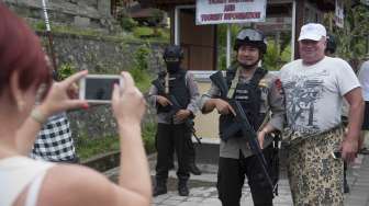 Anggota Brimob berjaga di kawasan Pura Besakih saat aktivitas Gunung Agung masih pada level awas di Karangasem, Bali, Rabu (4/10).