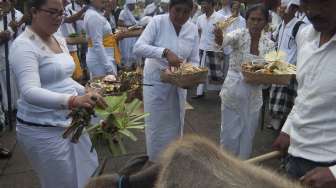 Ritual tahunan Purnama Kapat di tengah aktivitas Gunung Agung pada level awas di Pura Besakih, Karangasem, Bali, Rabu (4/10).