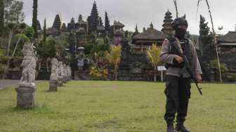 Anggota Brimob berjaga di kawasan Pura Besakih saat aktivitas Gunung Agung masih pada level awas di Karangasem, Bali, Rabu (4/10).