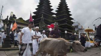 Ritual tahunan Purnama Kapat di tengah aktivitas Gunung Agung pada level awas di Pura Besakih, Karangasem, Bali, Rabu (4/10).