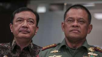 Keterangan pers terkait pembelian senjata api di Kemenko Polhukam, Jakarta, Jumat (6/10).
