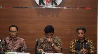 Gelar barang bukti berupa uang sebesar 64.000 dolar Singapura yang diamankan dalam operasi tangkap tangan (OTT) yang melibatkan hakim dan anggota DPR Manado, di gedung KPK, Jakarta, Sabtu (7/9).