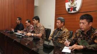 Gelar barang bukti berupa uang sebesar 64.000 dolar Singapura yang diamankan dalam operasi tangkap tangan (OTT) yang melibatkan hakim dan anggota DPR Manado, di gedung KPK, Jakarta, Sabtu (7/9).