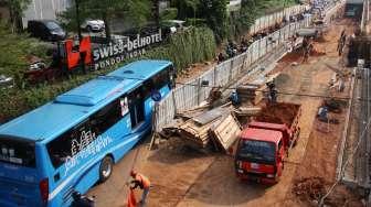 Pembangunan proyek underpass Kartini yang dibangun dua lajur sepanjang 400 meter dan lebar 10 meter di kawasan Pondok Indah, Jakarta, Senin (9/10).