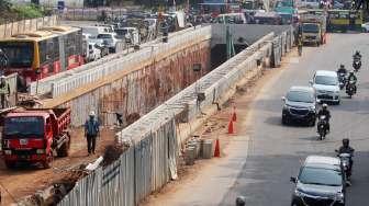 Pembangunan proyek underpass Kartini yang dibangun dua lajur sepanjang 400 meter dan lebar 10 meter di kawasan Pondok Indah, Jakarta, Senin (9/10).