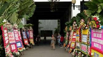 Karangan Bunga untuk Ahok-Djarot