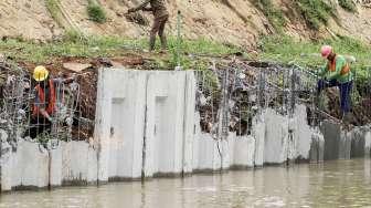 Sopir Pick Up Kecebur di Sungai Kalimalang Masih Misteri