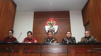 Wakil Ketua KPK, Saut Situmorang dan Ketua Badan Pengawas Pemilu (Bawaslu), Abhan Misbah bersama pengurus Bawaslu menyampaikan hasil pertemuan dengan pimpinan KPK di Jakarta,  Selasa (10/10).