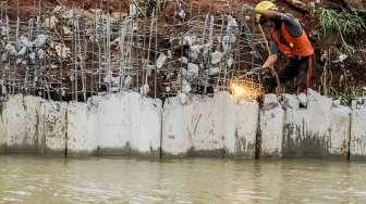 Pemasangan turap Kalimalang dalam proyek pembangunan Jalan Tol Becakayu (Bekasi-Cawang-Kampung Melayu) di Jakarta, Selasa (10/10).