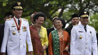 Presiden Joko Widodo melantik Gubernur dan Wakil Gubernur Daerah Istimewa Yogyakarta Sri Sultan Hamengku Buwono X dan Sri Paduka Paku Alam X Gubernur di Istana Negara, Jakarta, Selasa (10/10).