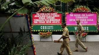 Sejumlah karangan bunga untuk pasangan Basuki Tjahaja Purnama dan Djarot Saiful Hidayat (Ahok-Djarot) kembali menghiasi Gedung Balai Kota DKI, Jakarta, Selasa (10/10/2017). [Suara.com/Oke Atmaja]