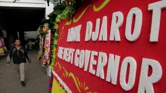Sejumlah karangan bunga untuk pasangan Basuki Tjahaja Purnama dan Djarot Saiful Hidayat (Ahok-Djarot) kembali menghiasi Gedung Balai Kota DKI, Jakarta, Selasa (10/10/2017). [Suara.com/Oke Atmaja]