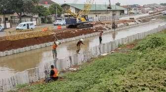 Pemasangan turap Kalimalang dalam proyek pembangunan Jalan Tol Becakayu (Bekasi-Cawang-Kampung Melayu) di Jakarta, Selasa (10/10).