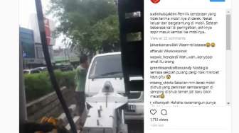 Tak Terima Diderek, Pengendara Mobil Ini Nekat Bergelantungan