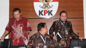 Wakil Ketua KPK, Saut Situmorang dan Ketua Badan Pengawas Pemilu (Bawaslu), Abhan Misbah bersama pengurus Bawaslu menyampaikan hasil pertemuan dengan pimpinan KPK di Jakarta,  Selasa (10/10).