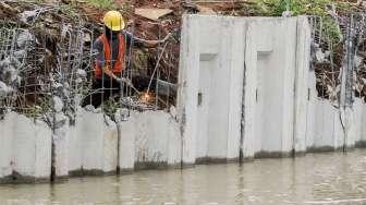 Pemasangan turap Kalimalang dalam proyek pembangunan Jalan Tol Becakayu (Bekasi-Cawang-Kampung Melayu) di Jakarta, Selasa (10/10).