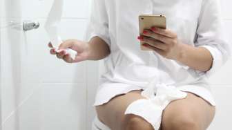 Kelamaan Duduk di WC Sambil Main HP, Usus Lelaki Ini Menyembul