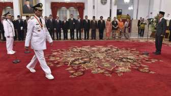 Presiden Joko Widodo melantik Gubernur dan Wakil Gubernur Daerah Istimewa Yogyakarta Sri Sultan Hamengku Buwono X dan Sri Paduka Paku Alam X Gubernur di Istana Negara, Jakarta, Selasa (10/10).