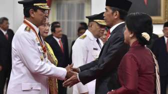 Presiden Joko Widodo melantik Gubernur dan Wakil Gubernur Daerah Istimewa Yogyakarta Sri Sultan Hamengku Buwono X dan Sri Paduka Paku Alam X Gubernur di Istana Negara, Jakarta, Selasa (10/10).
