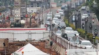 Penyempitan jalan di kawasan Rasuna Said, Kuningan, Jakarta, Kamis (12/10).