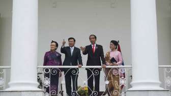 Presiden Joko Widodo menyambut Perdana Menteri Republik Demokratik Rakyat Laos Thongloun Sisoulith dalam kunjungan kenegaraan di Istana Bogor, Bogor, Jawa Barat, Kamis (12/10).