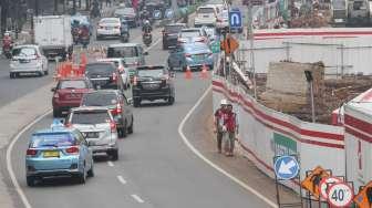 Penyempitan jalan di kawasan Rasuna Said, Kuningan, Jakarta, Kamis (12/10).