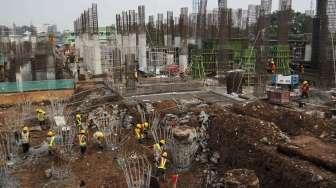 Pekerja menyelesaikan proyek pembangunan rumah susun sewa (Rusunawa) Tingkat Tinggi Pasar Rumput, di Jakarta, Kamis (12/10).