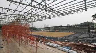 Pekerja menyelesaikan proyek renovasi Stadion Madya, Senayan, Jakarta, Kamis (12/10).