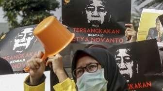 Aliansi UI Beraksi melakukan aksi unjuk rasa di depan gedung KPK, Jakarta, Jumat (13/10).